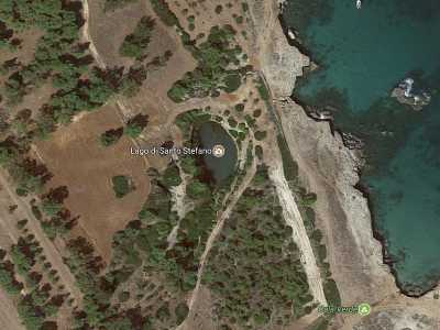 Noi l�abbiamo scoperto su google maps, dove appare chiaramente nella sua forma ovaleggiante e ci siamo messi alla sua ricerca